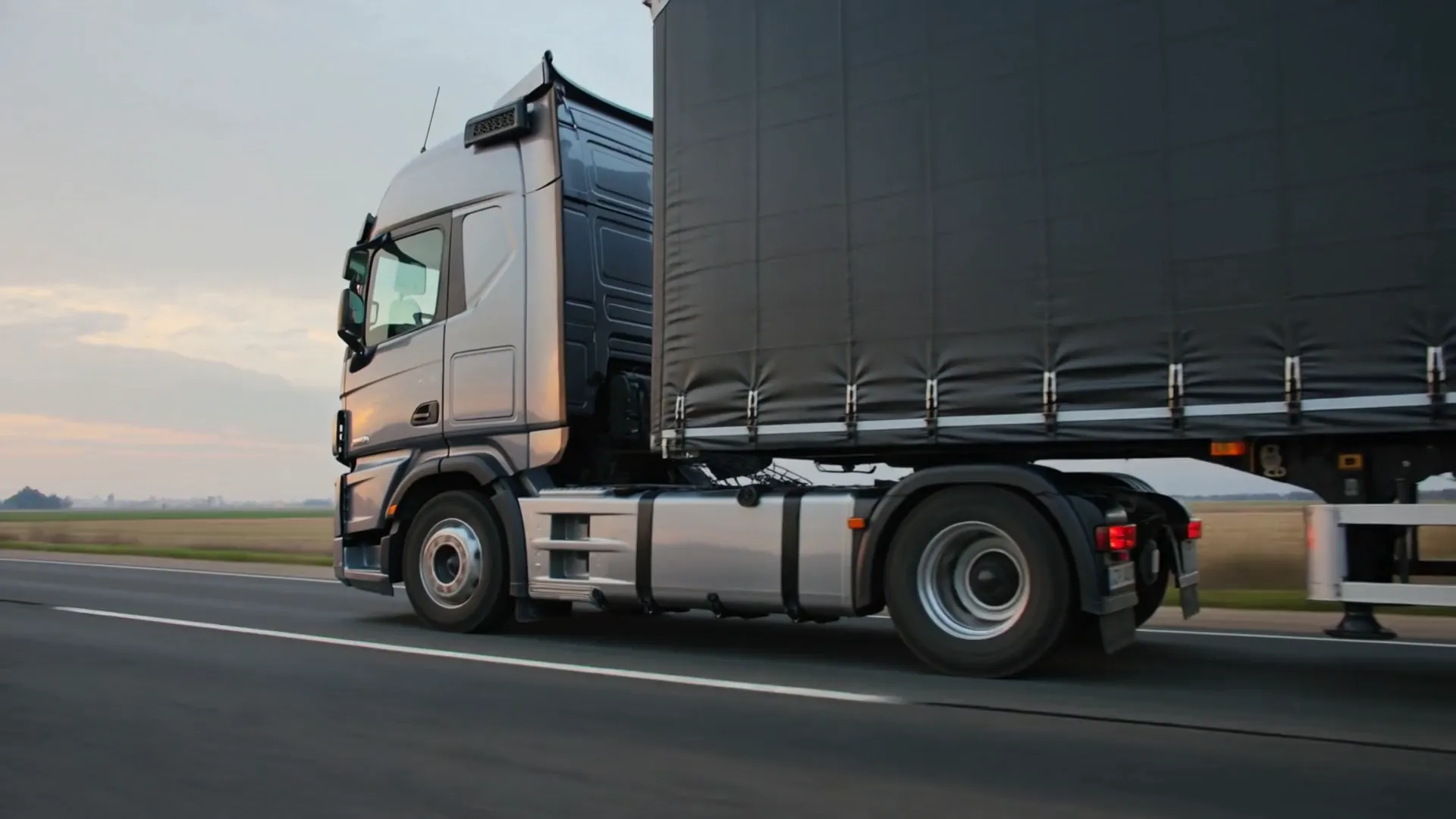 Sattelzug auf der Autobahn im Abendlicht