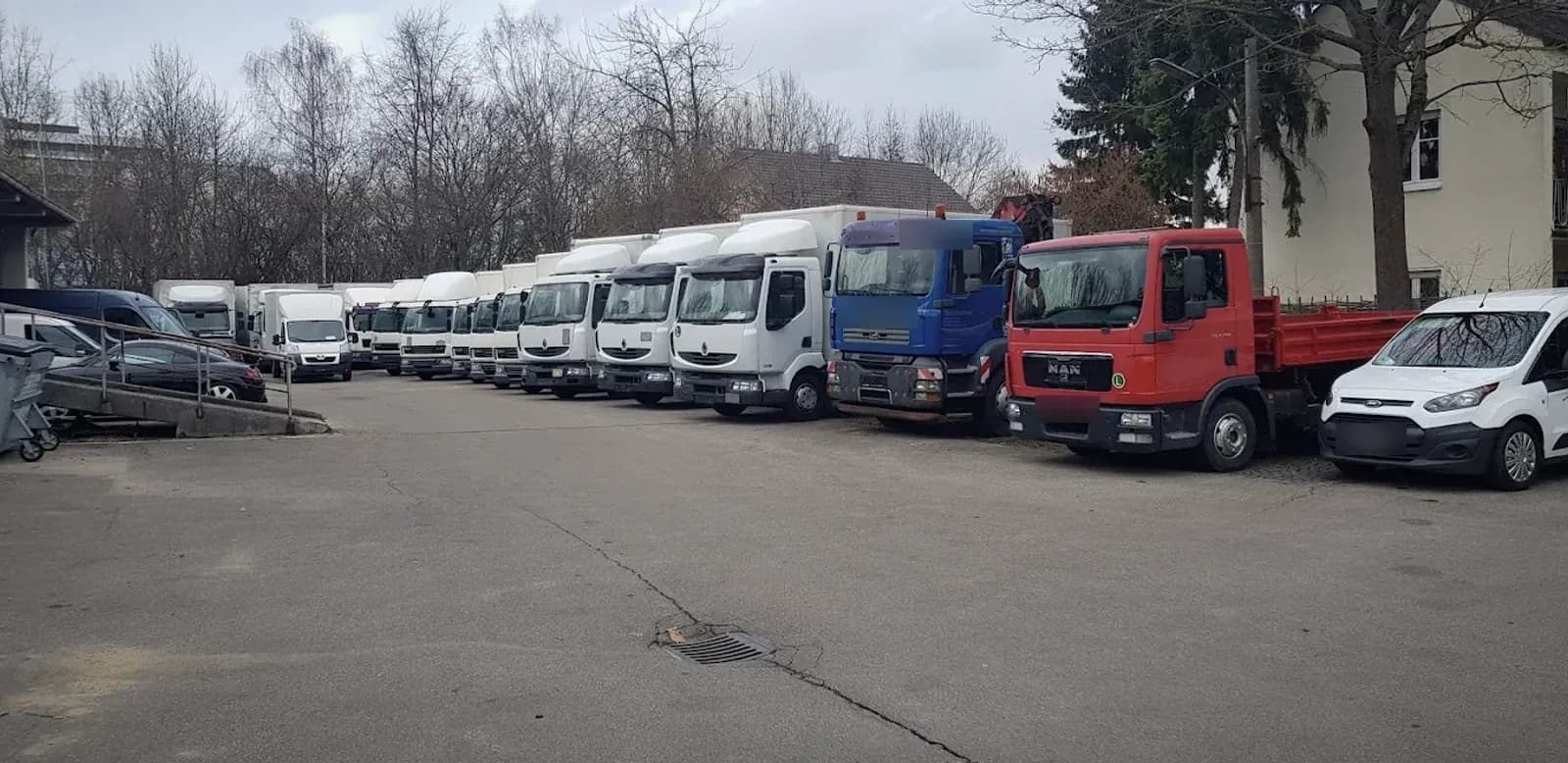 Transporter und LKW auf dem Hof im Gewerbegebiet Augsburg Ost