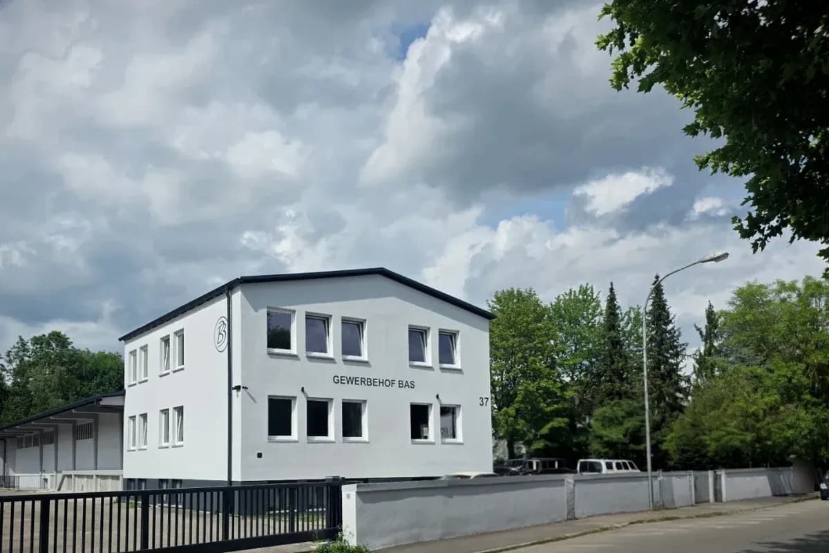 Der Gewerbehof BAS von der Straße aus gesehen